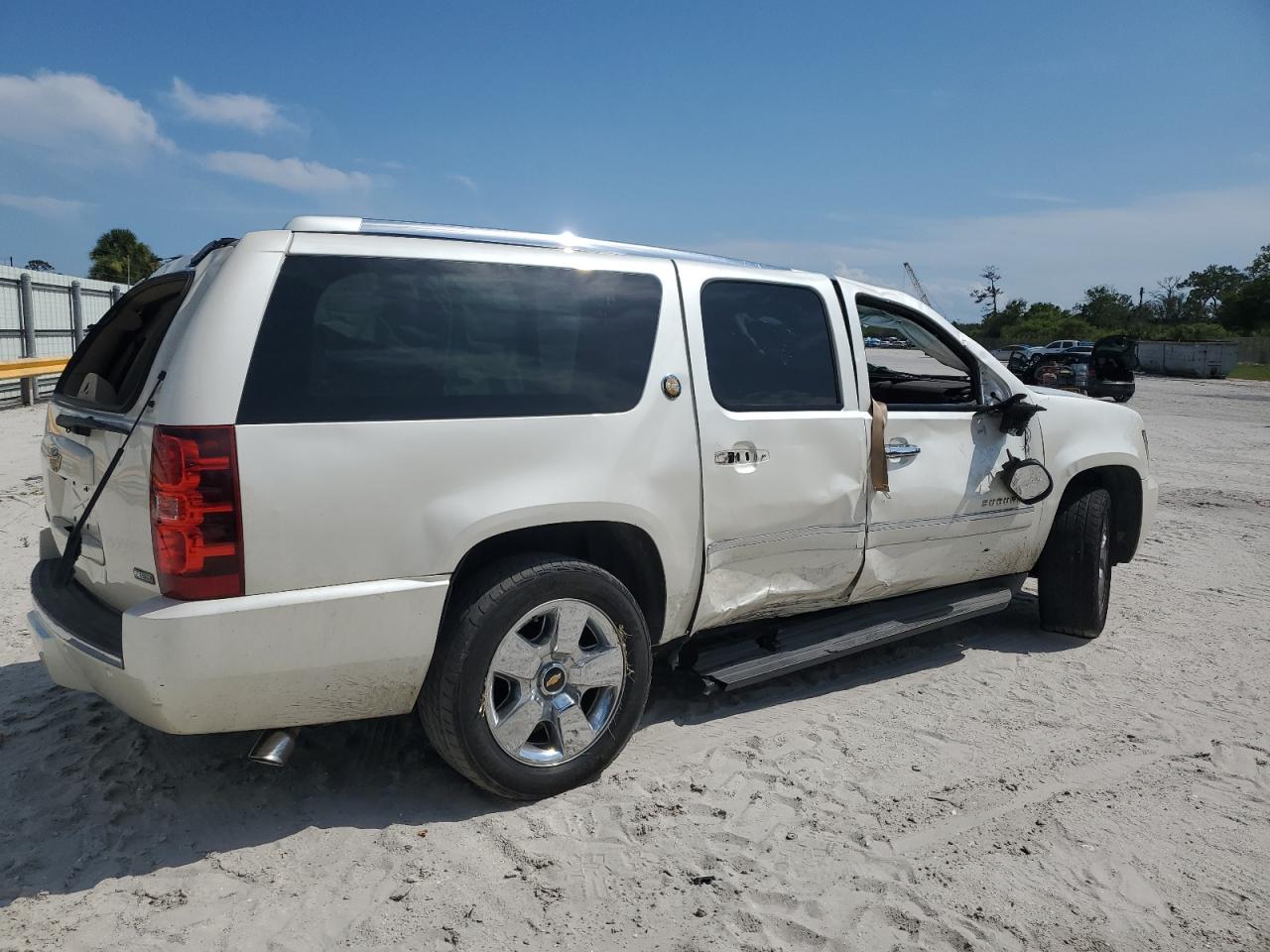 1GNUCKE09AR245851 2010 Chevrolet Suburban C1500 Ltz