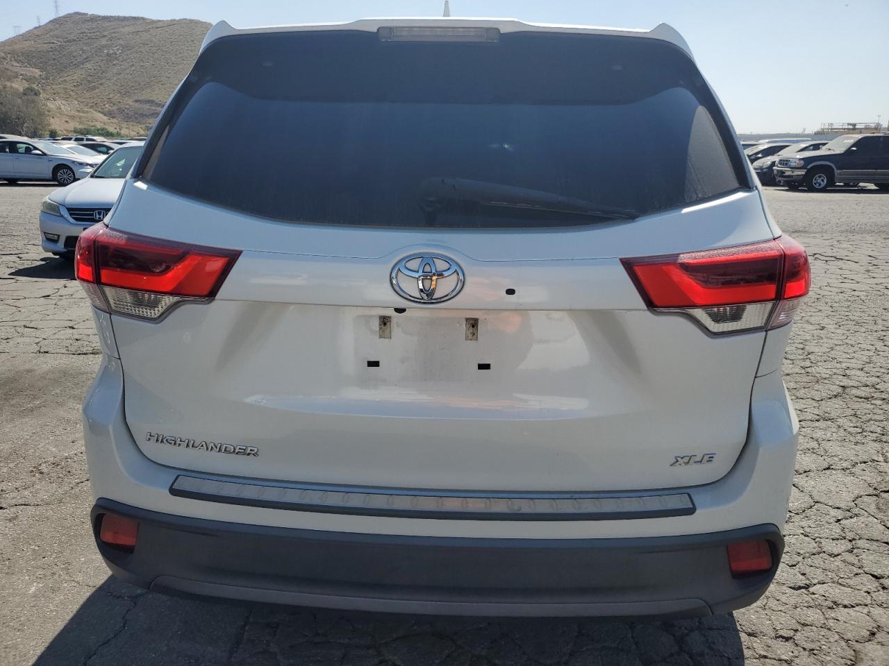 5TDKZRFH0JS543430 2018 Toyota Highlander Se