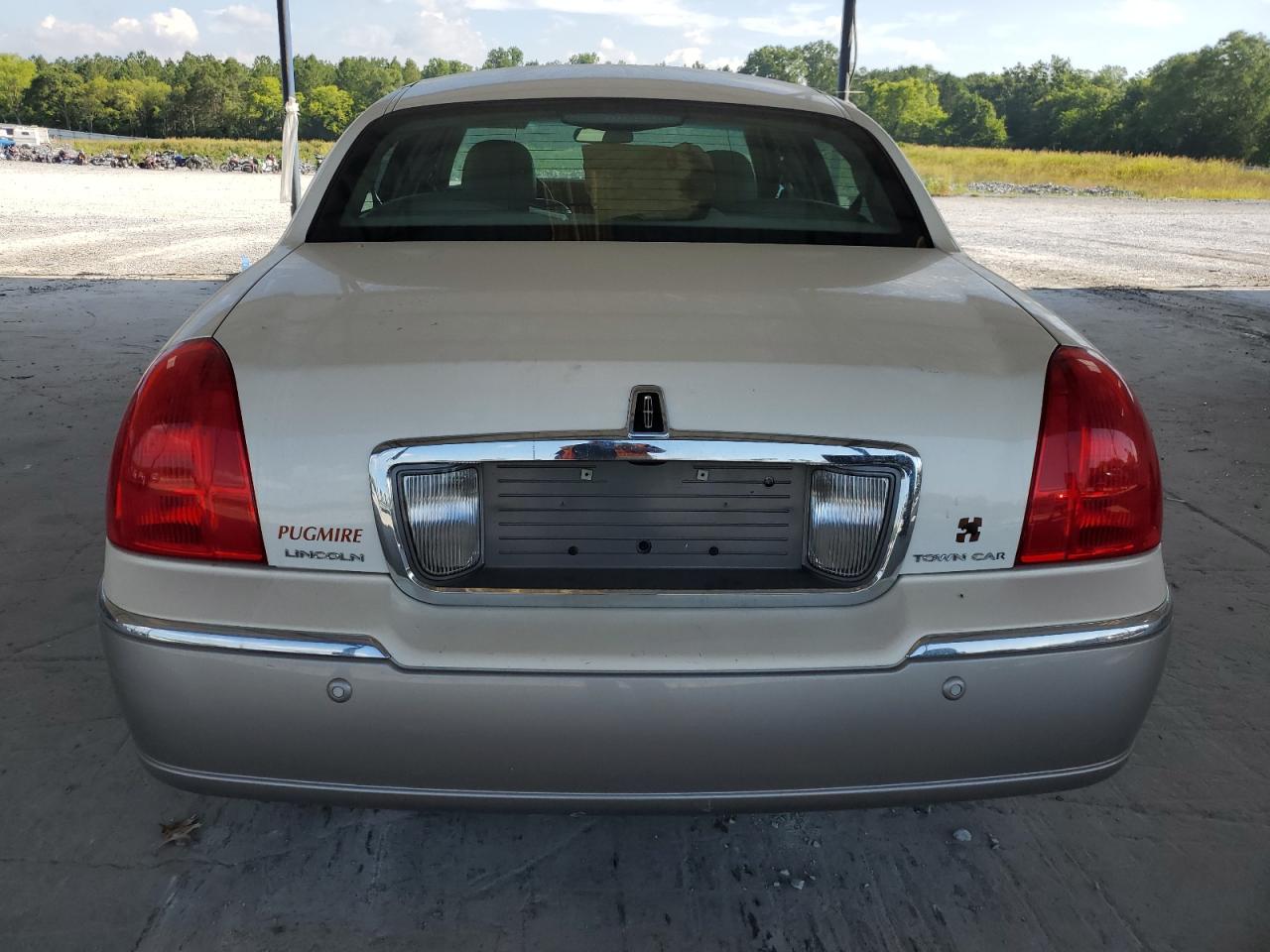 1LNHM82W93Y640717 2003 Lincoln Town Car Signature