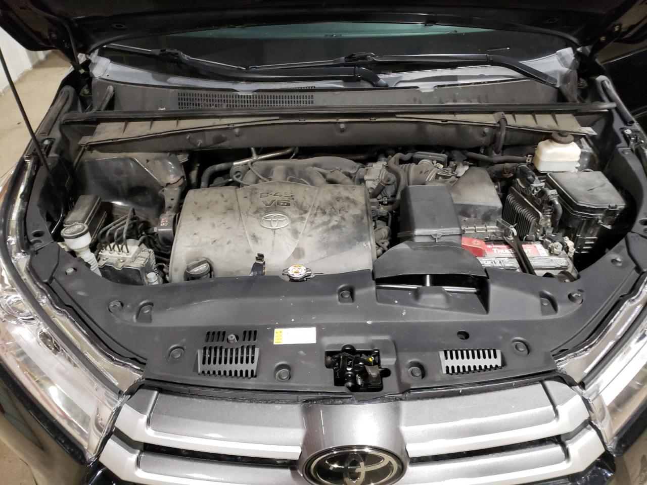 5TDBZRFH7JS879981 2018 Toyota Highlander Le