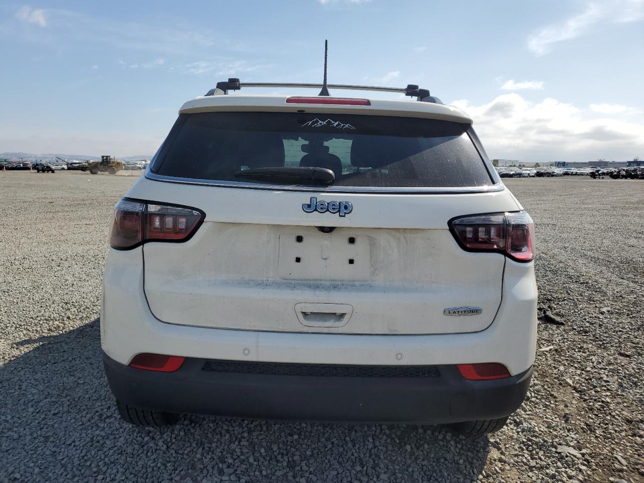 3C4NJCBB3JT257015 2018 Jeep Compass Latitude