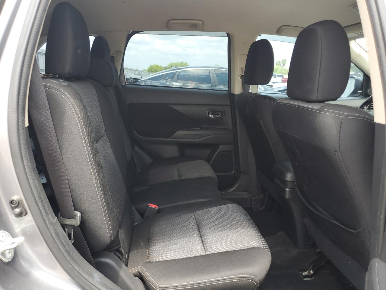 JA4AD3A31GZ018929 2016 Mitsubishi Outlander Se