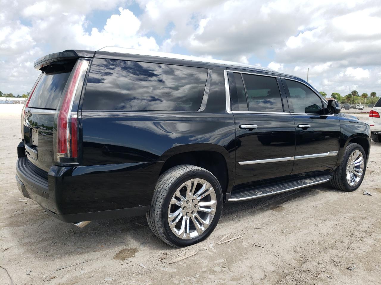 2018 Cadillac Escalade Esv Luxury vin: 1GYS3HKJ5JR332379