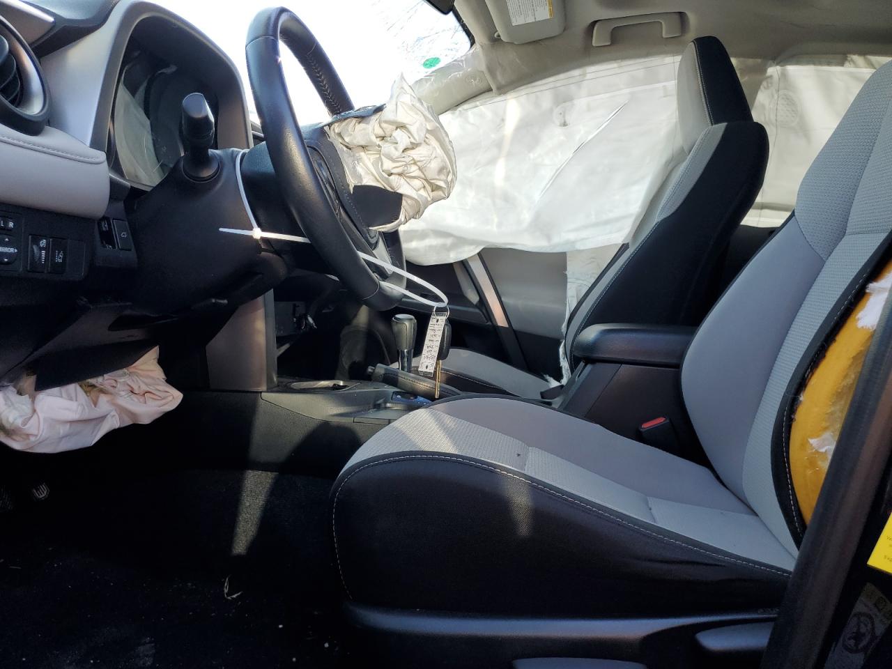 JTMWFREV6HJ106315 2017 Toyota Rav4 Xle