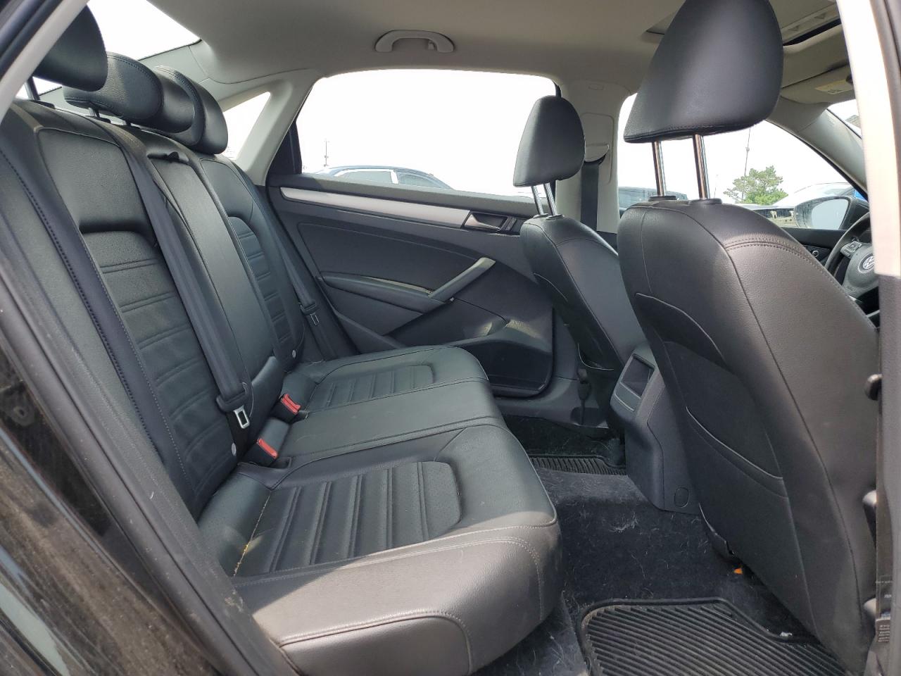 1VWBM7A33CC046226 2012 Volkswagen Passat Se