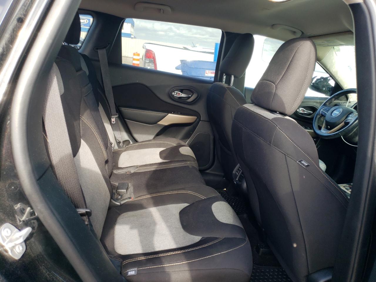 1C4PJMCX6JD517096 2018 Jeep Cherokee Latitude