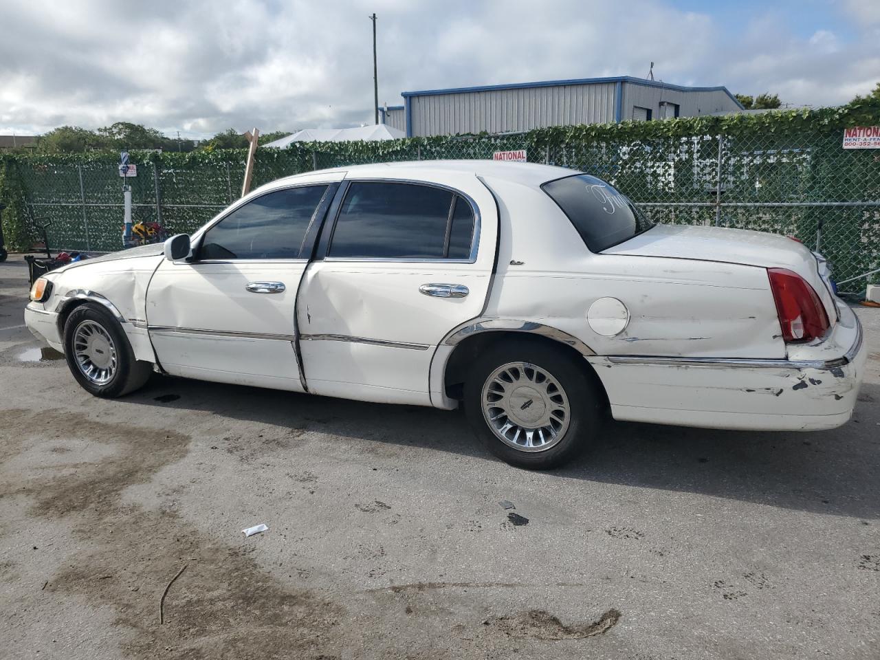 1LNFM83W3WY654929 1998 Lincoln Town Car Cartier