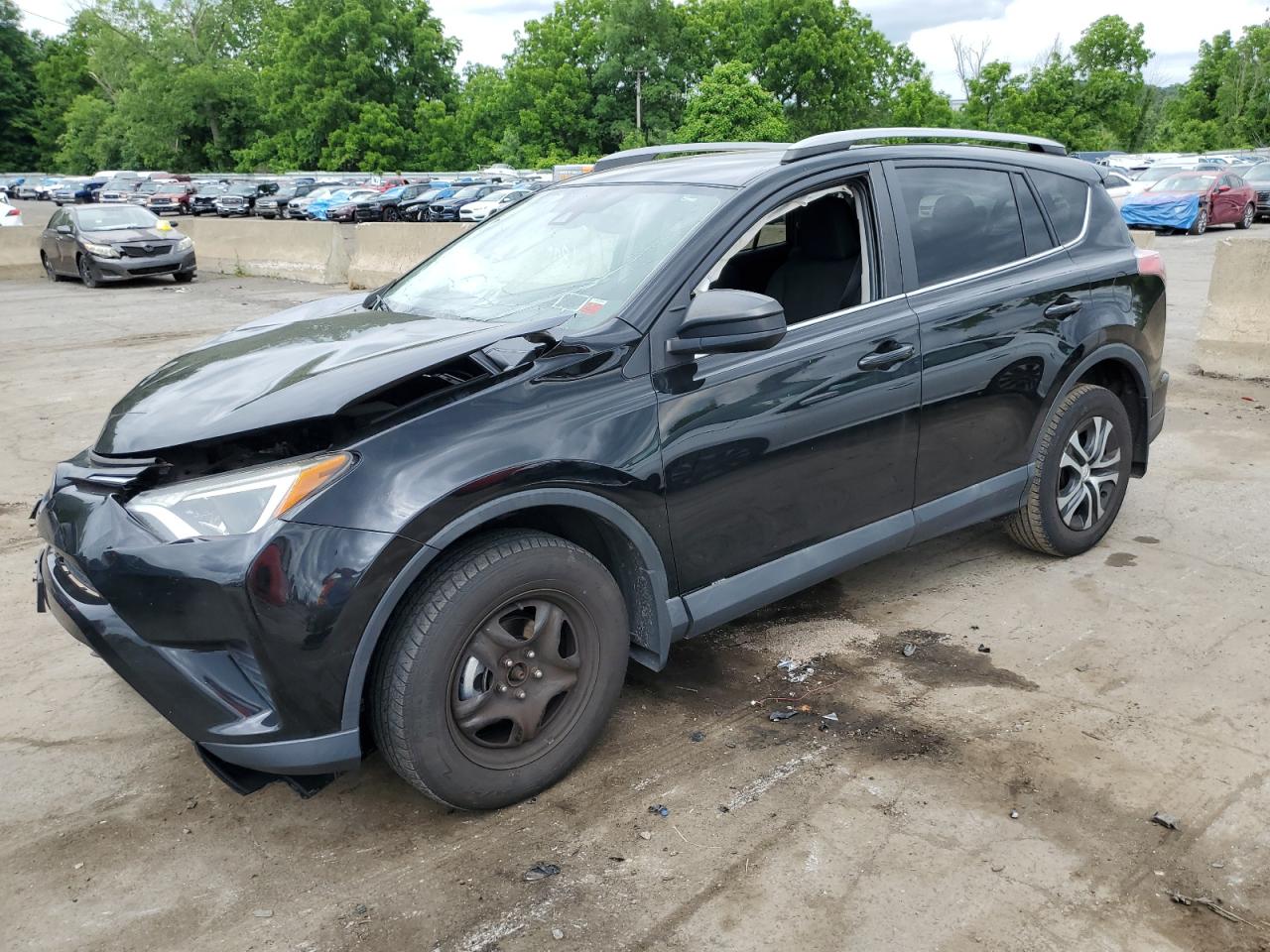 2T3BFREV9HW552846 2017 Toyota Rav4 Le