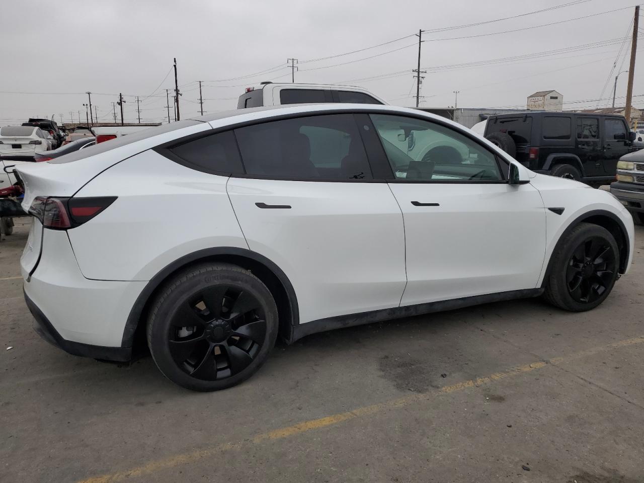 2022 Tesla Model Y vin: 7SAYGAEE8NF559588