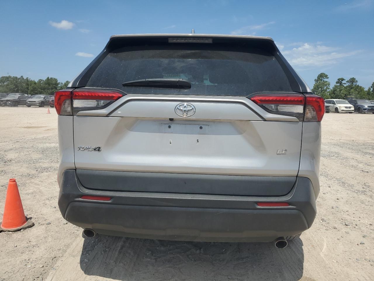 2T3H1RFV5MW151988 2021 Toyota Rav4 Le