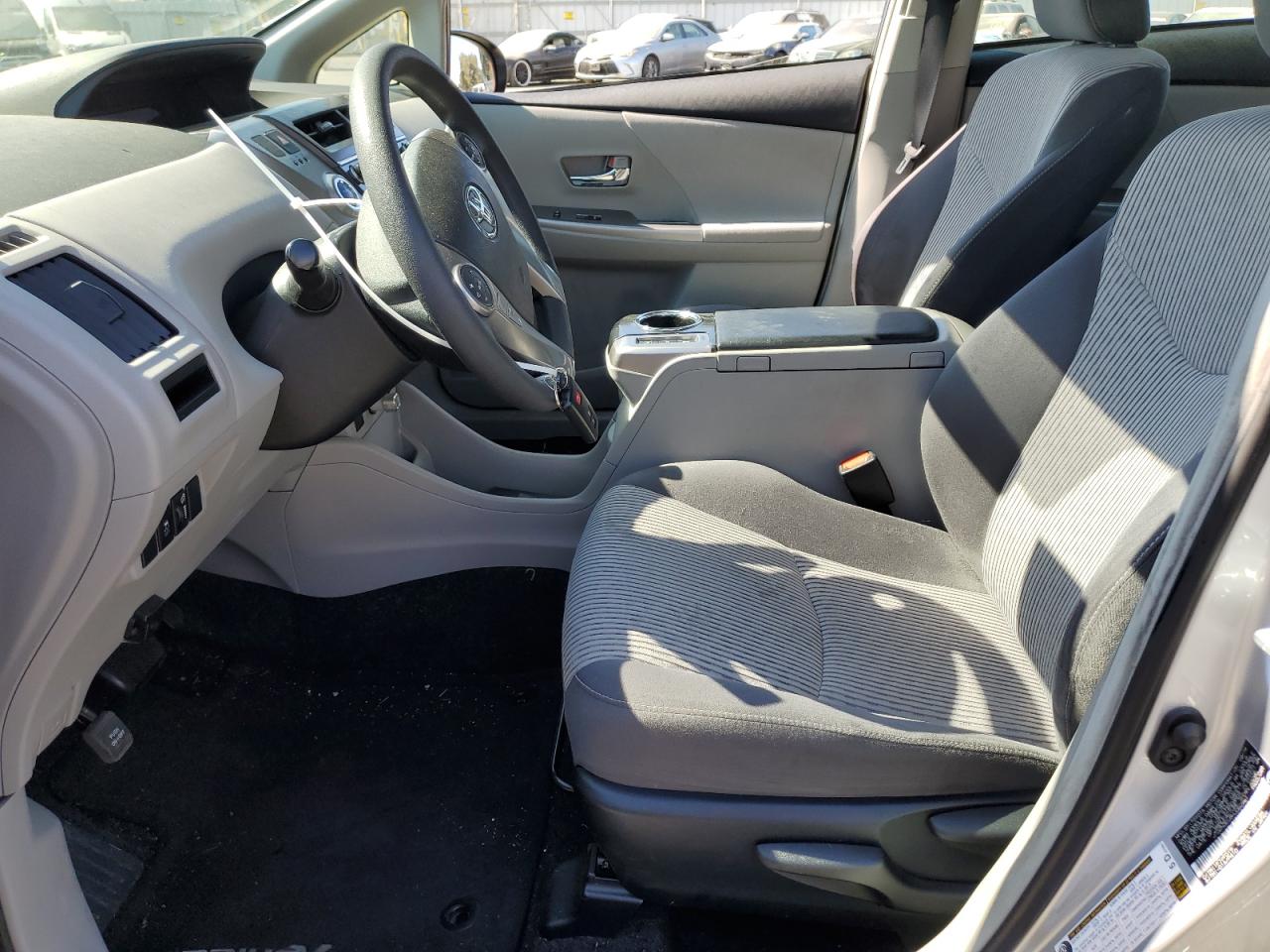 JTDZN3EU8HJ060961 2017 Toyota Prius V