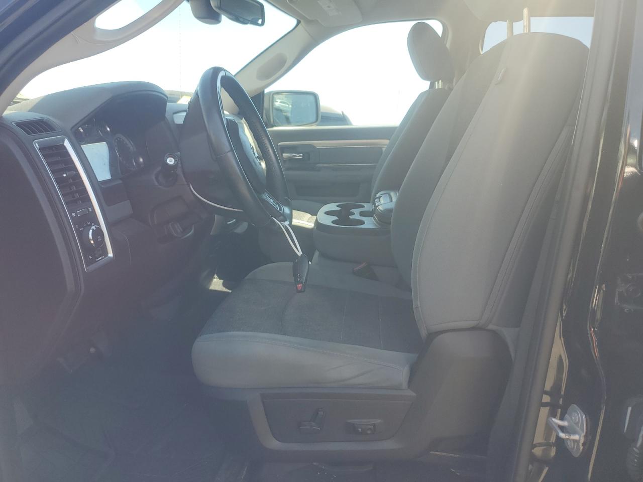 1C6RR6GG2KS618633 2019 Ram 1500 Classic Slt