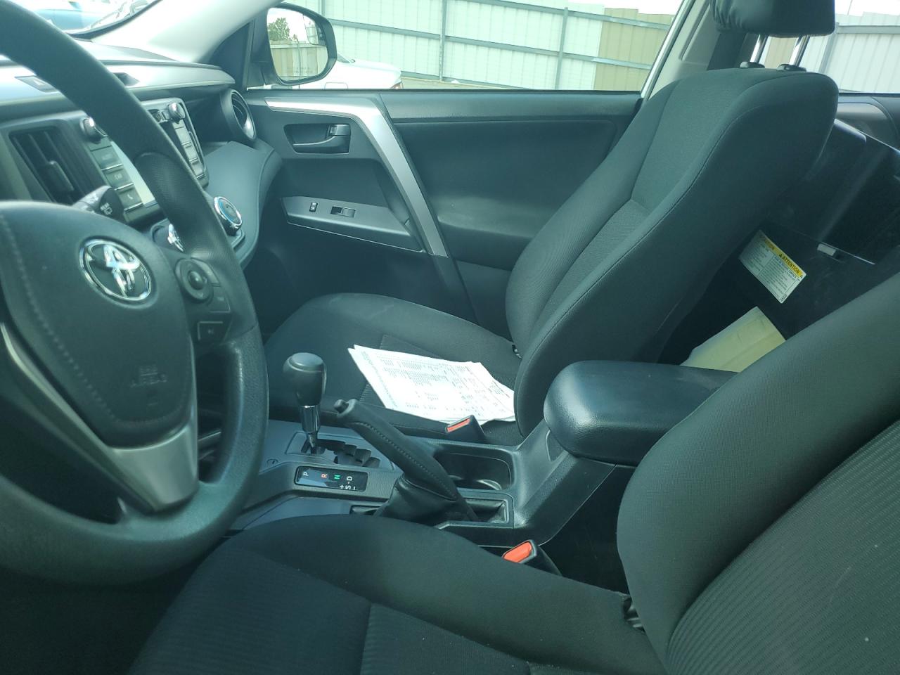 JTMBFREV2HJ136281 2017 Toyota Rav4 Le