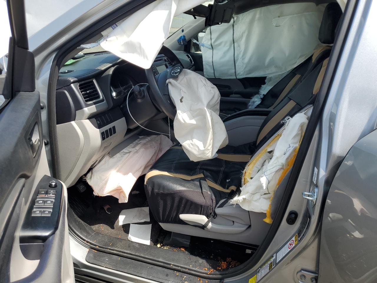 5TDZARFH0HS027939 2017 Toyota Highlander Le