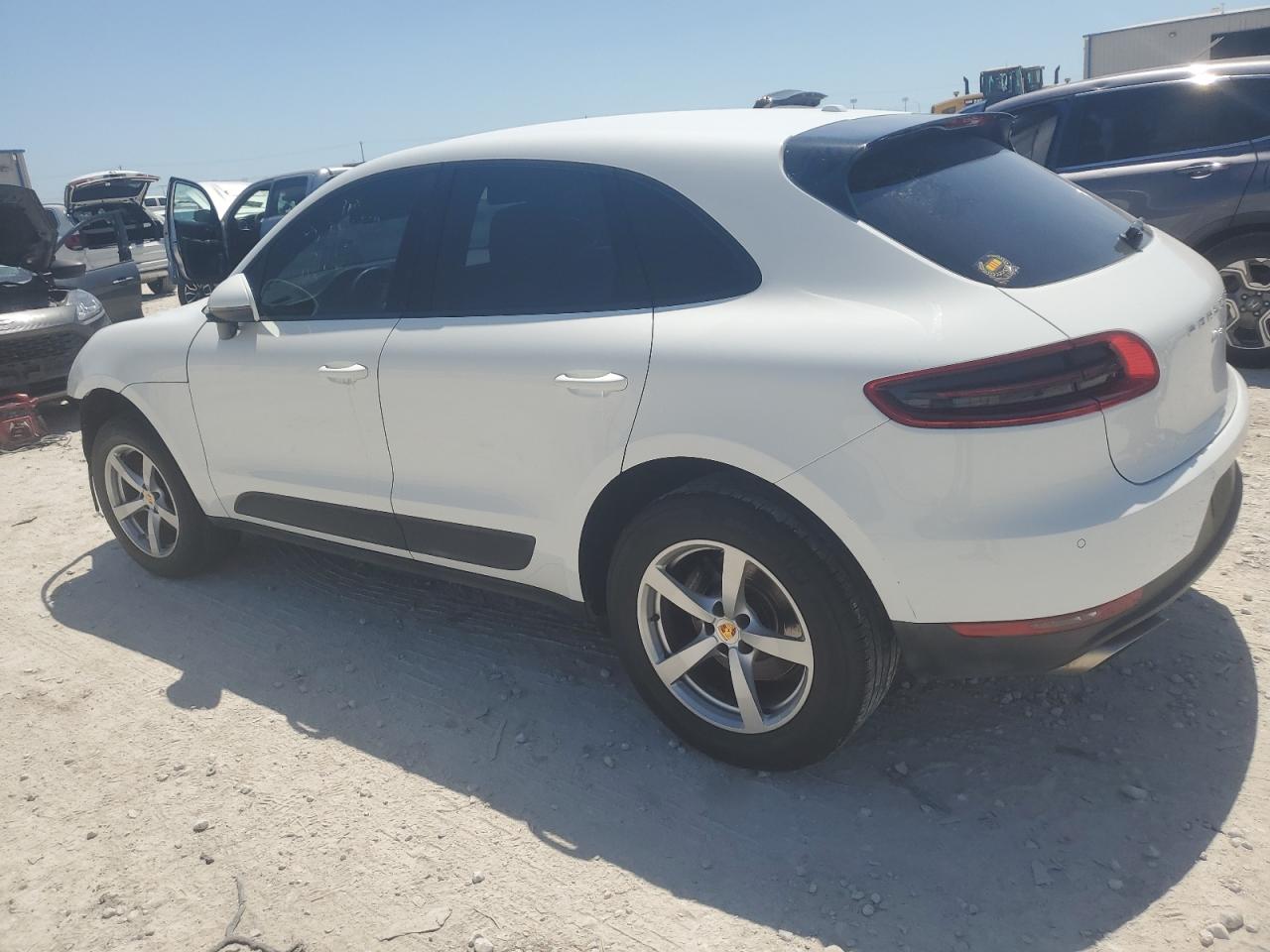 WP1AA2A57JLB10078 2018 Porsche Macan