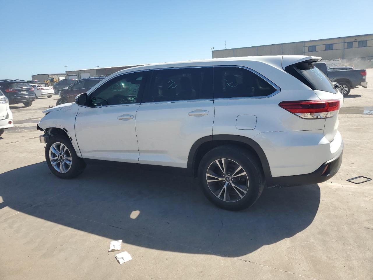 5TDZARFH2KS048072 2019 Toyota Highlander Le