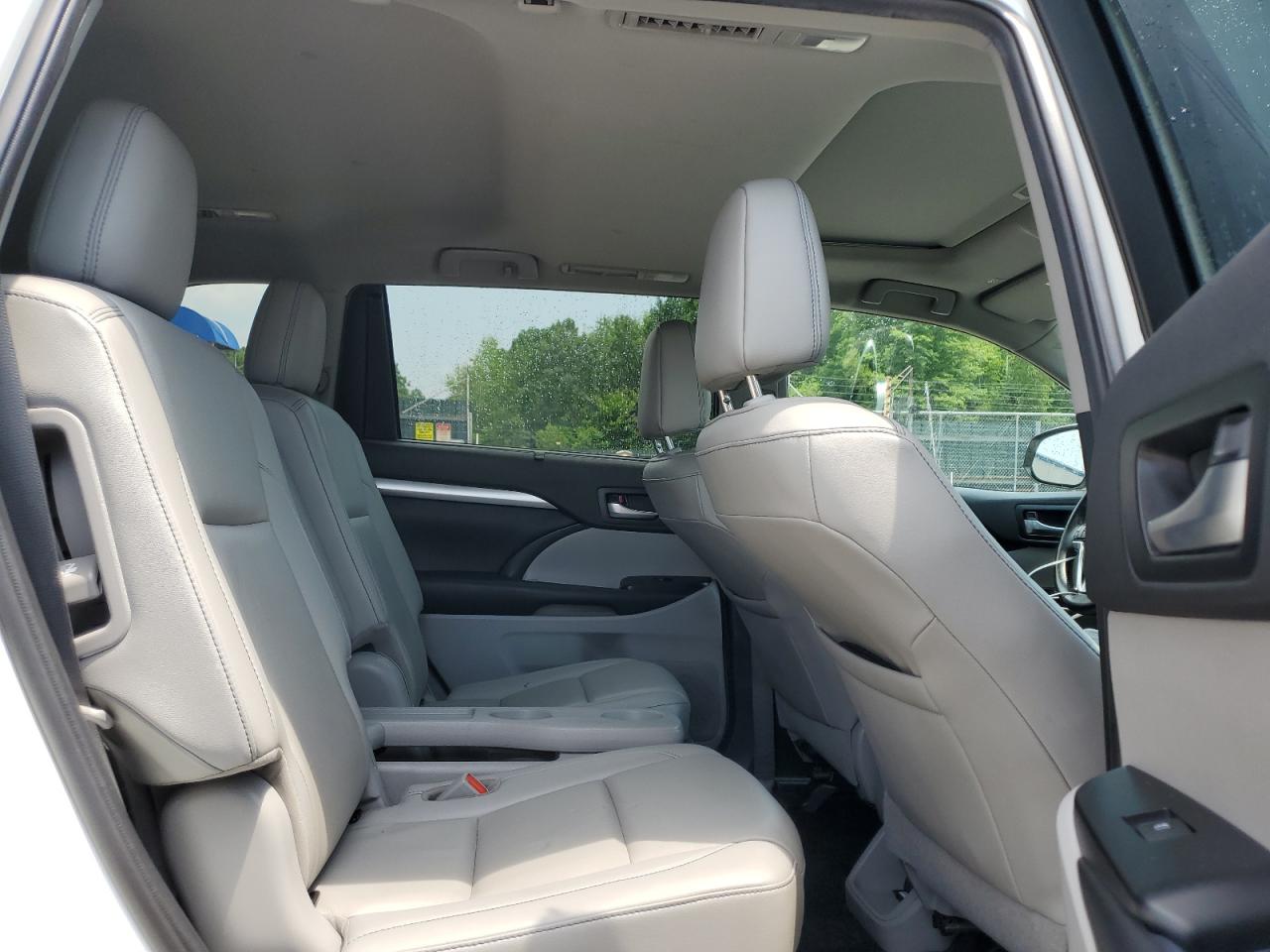 5TDJZRFH0KS609486 2019 Toyota Highlander Se