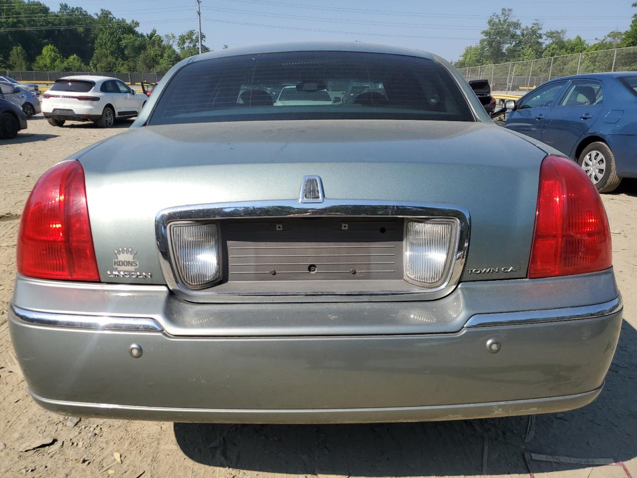 1LNHM82W95Y666205 2005 Lincoln Town Car Signature Limited