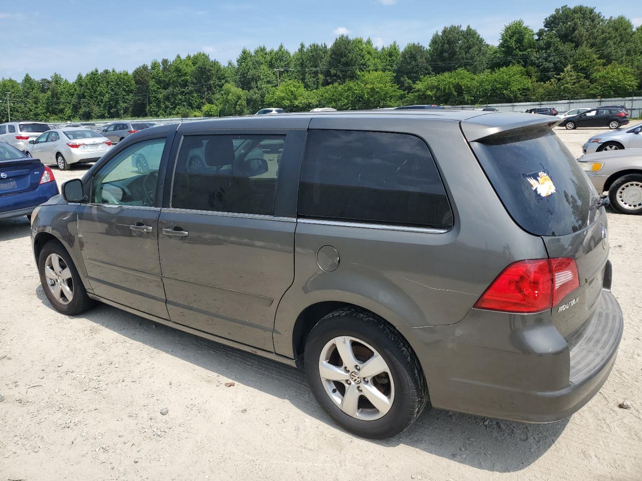 2V4RW3D15AR324908 2010 Volkswagen Routan Se