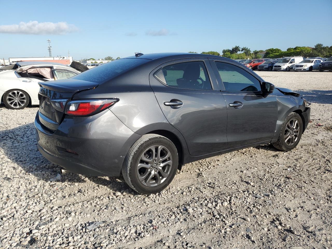 3MYDLBYV2KY520652 2019 Toyota Yaris L