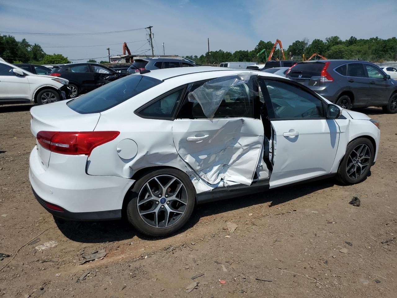 2017 Ford Focus Sel vin: 1FADP3H28HL207739