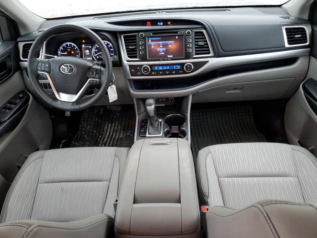 5TDZZRFH9JS250625 2018 Toyota Highlander Le