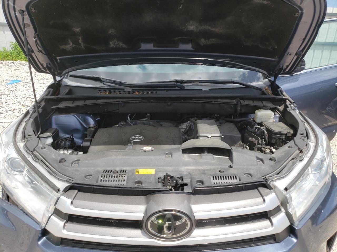 5TDJZRFH2KS926217 2019 Toyota Highlander Se