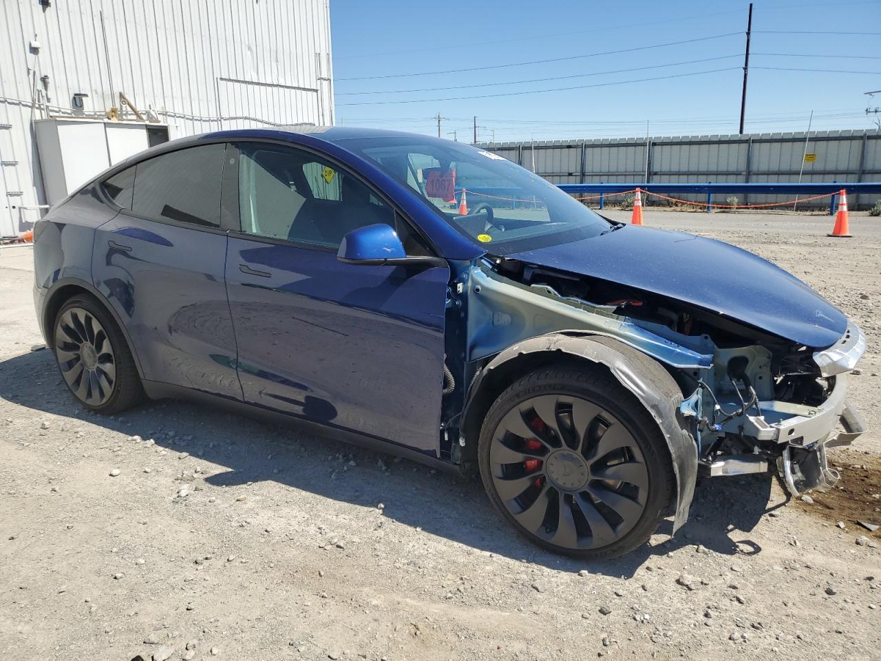 2022 Tesla Model Y vin: 7SAYGDEF7NF493352