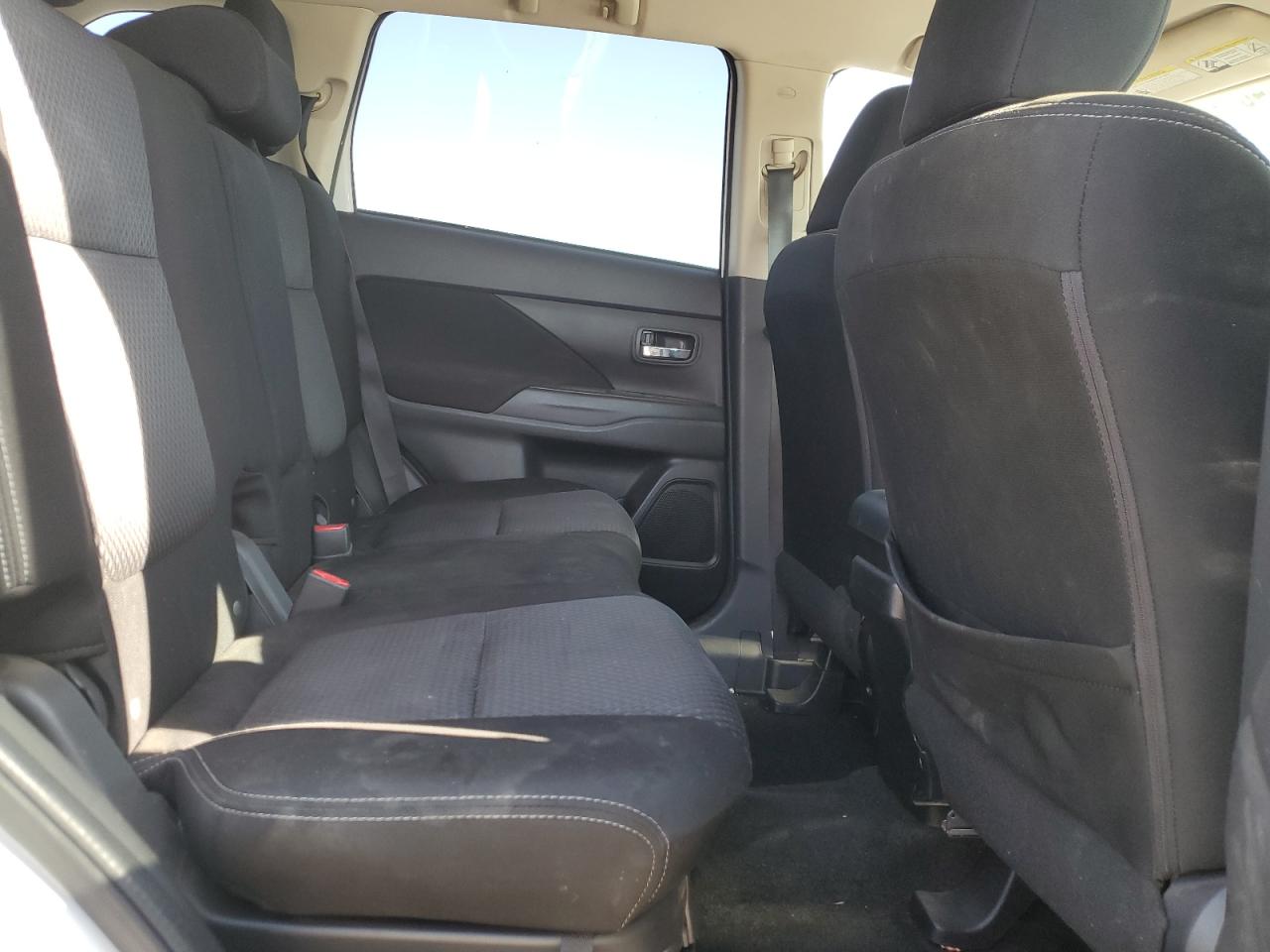 JA4AD3A35HZ052017 2017 Mitsubishi Outlander Se