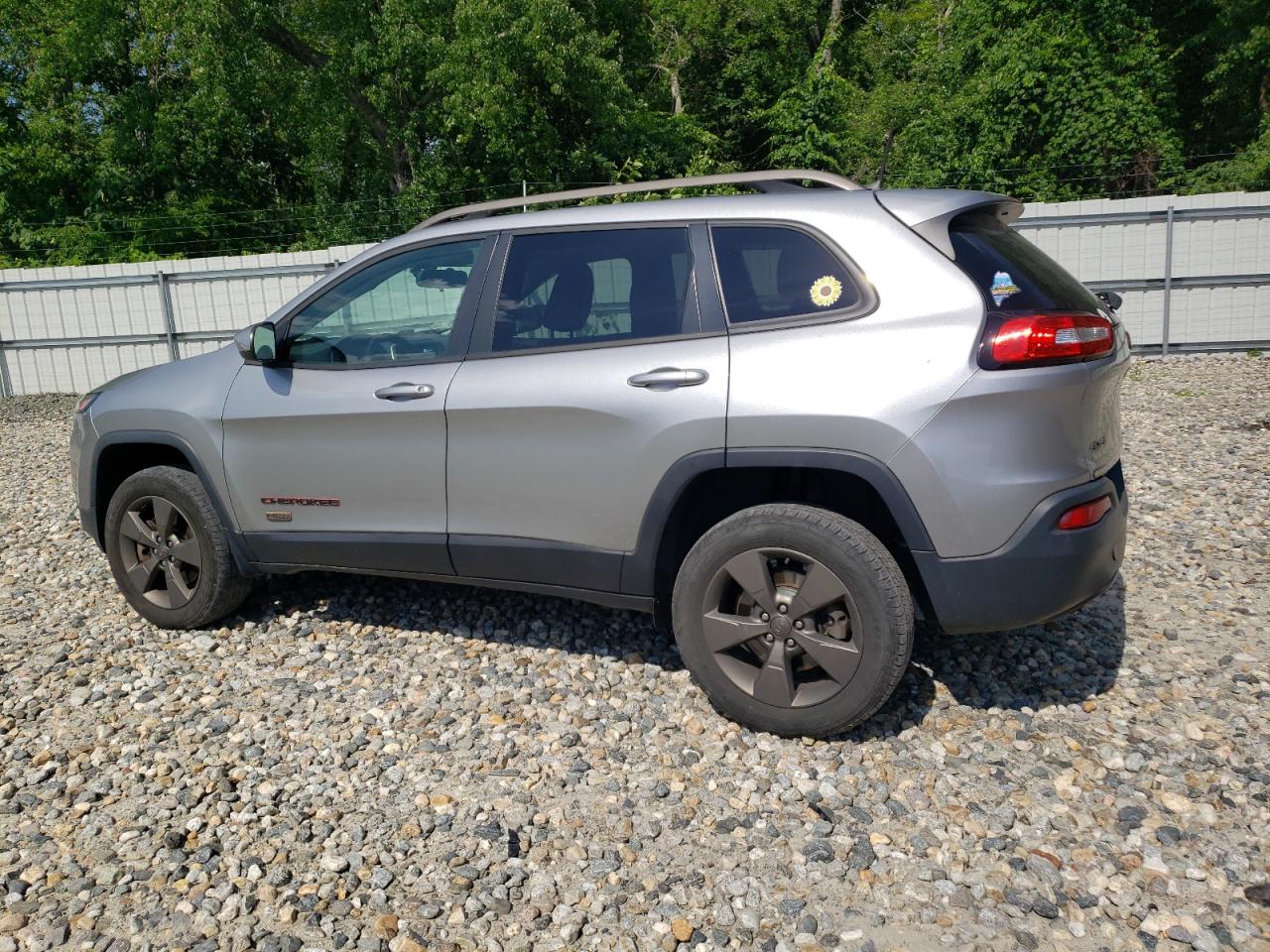 2017 Jeep Cherokee Latitude vin: 1C4PJMCB1HW574860