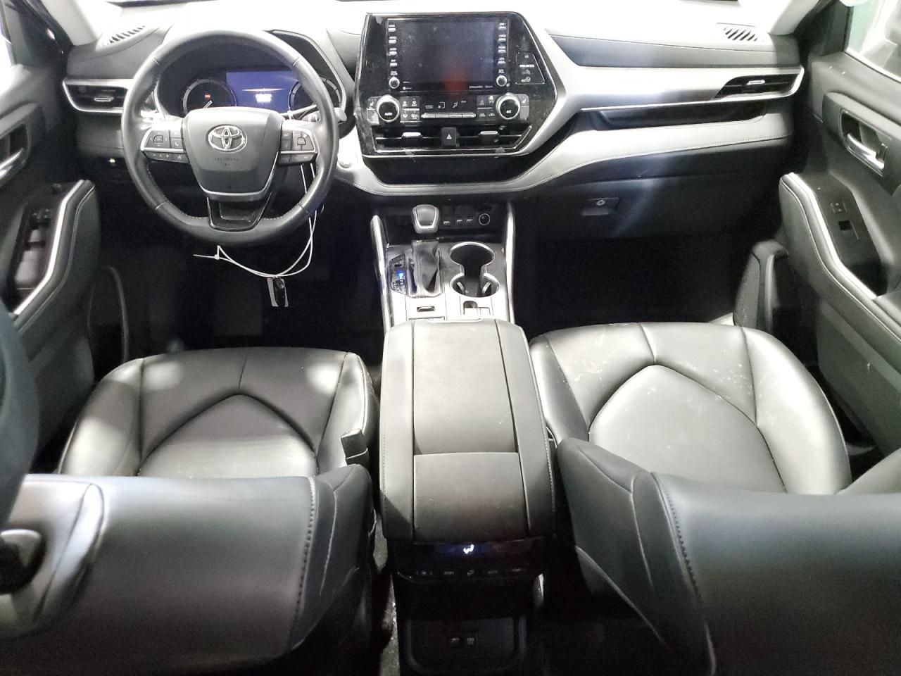 5TDGZRBH6MS067054 2021 Toyota Highlander Xle