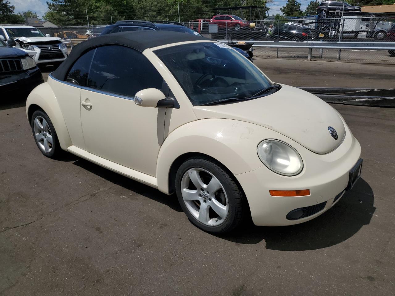 3VWSF31Y16M309458 2006 Volkswagen New Beetle Convertible Option Package 2