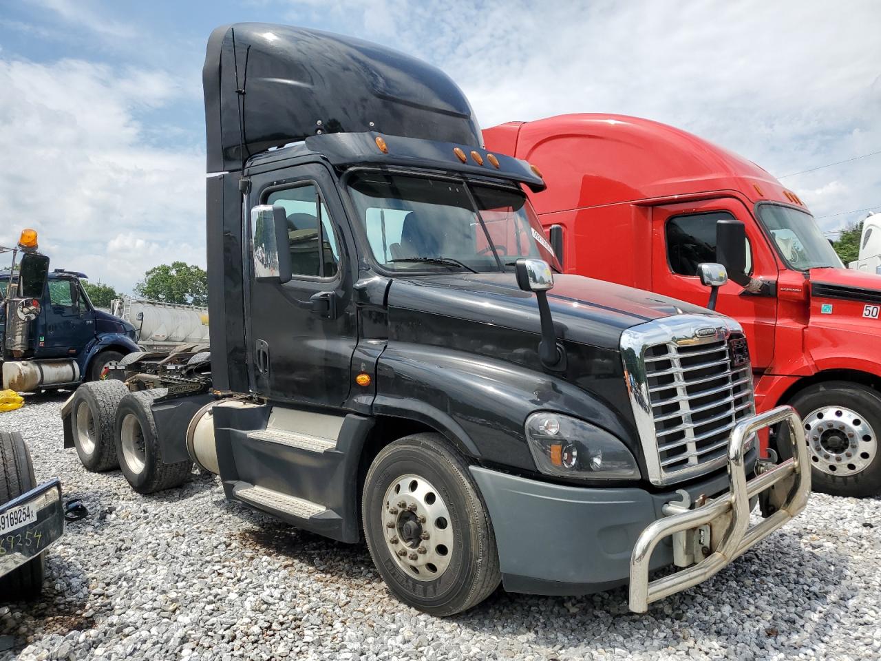  Salvage Freightliner Cascadia 1