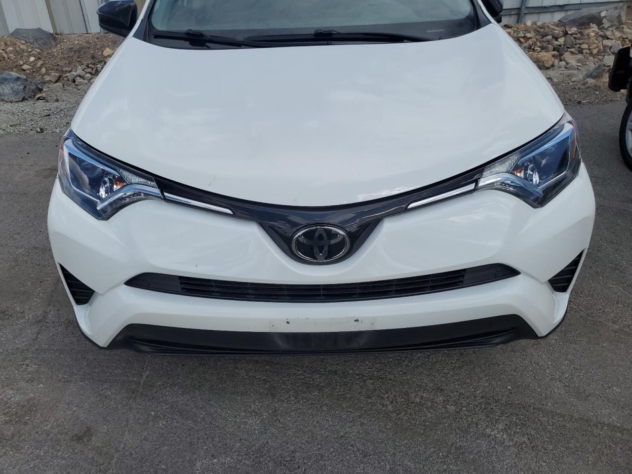 JTMBFREV2HJ136281 2017 Toyota Rav4 Le