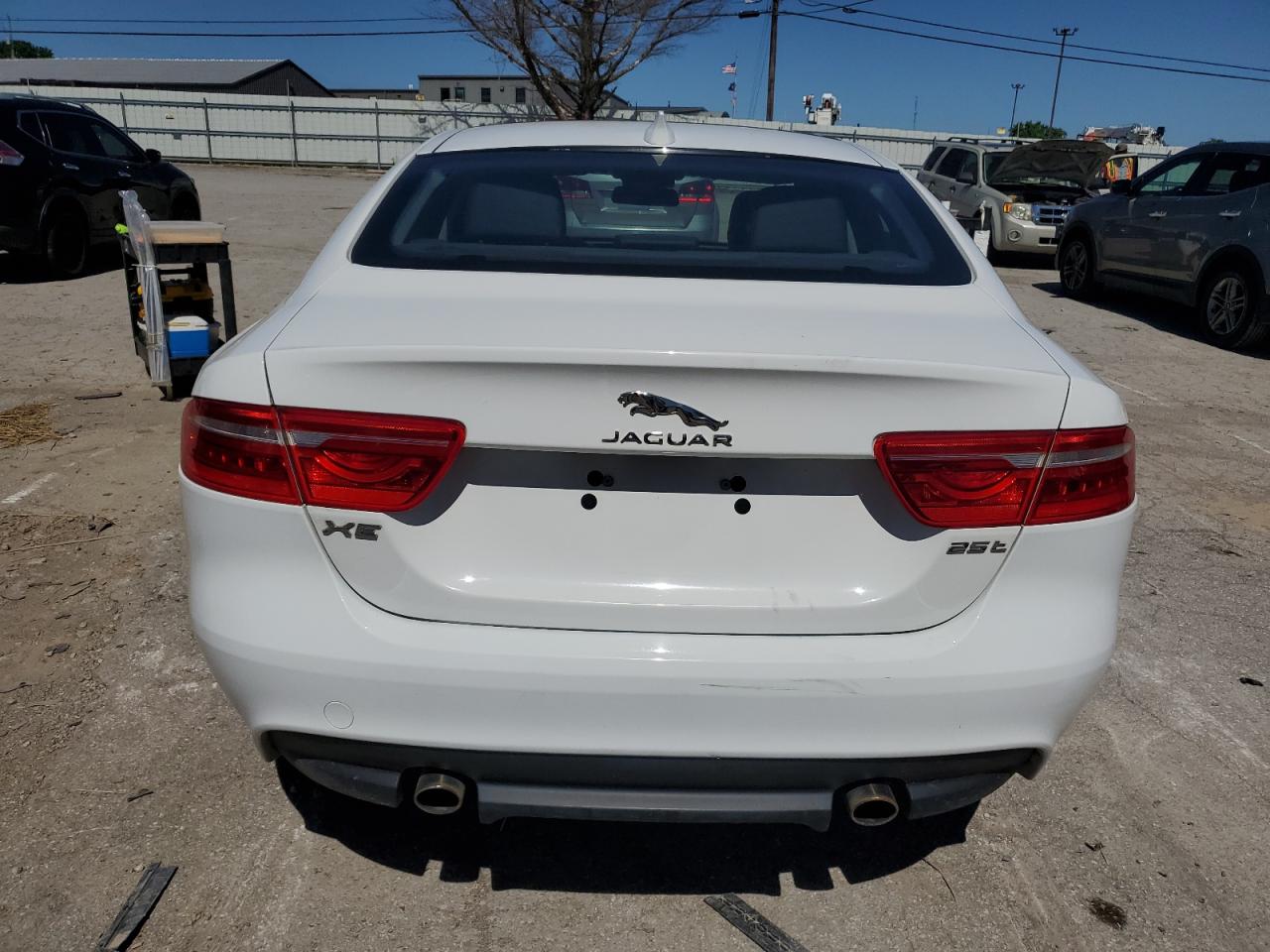 2018 Jaguar Xe vin: SAJAR4FX2JCP38860