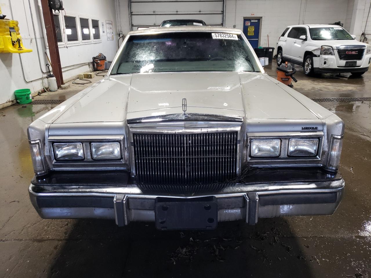 1LNBM83F1JY818492 1988 Lincoln Town Car Cartier