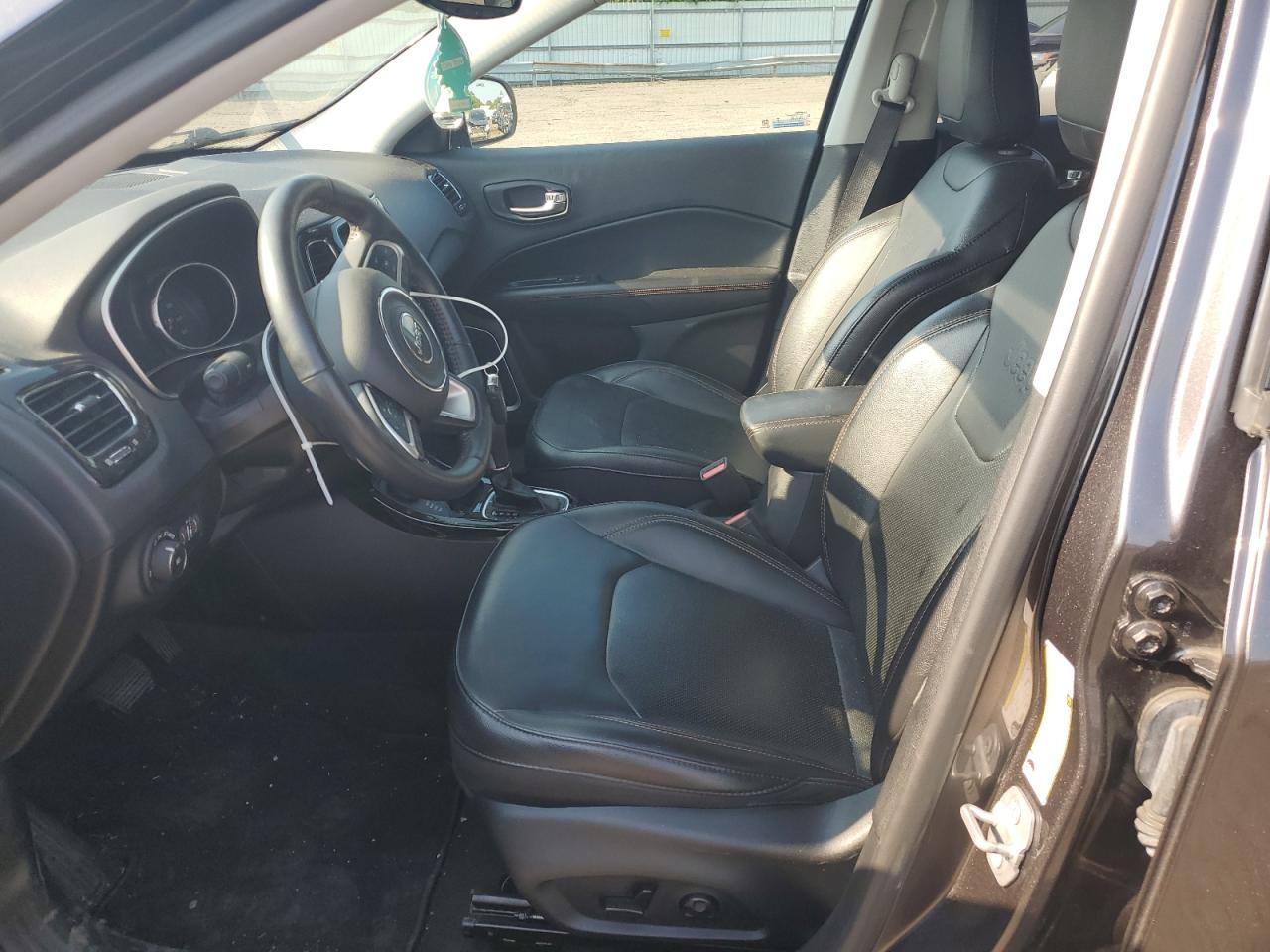 3C4NJDCB3KT761098 2019 Jeep Compass Limited