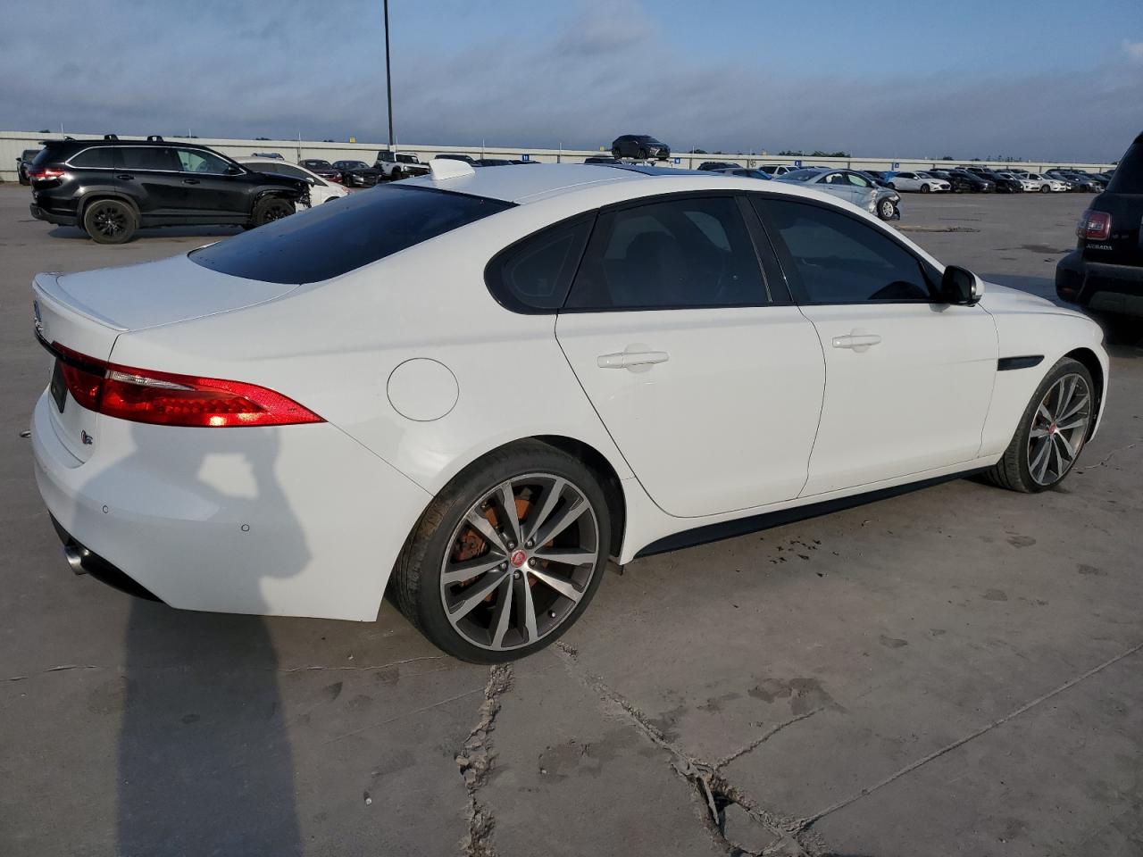 2016 Jaguar Xf S vin: SAJBG4BV1GCY08209