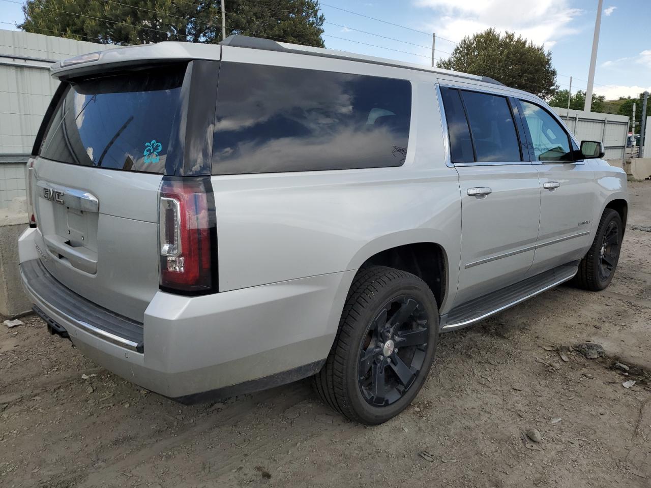 2016 GMC Yukon Xl Denali vin: 1GKS2HKJXGR213278