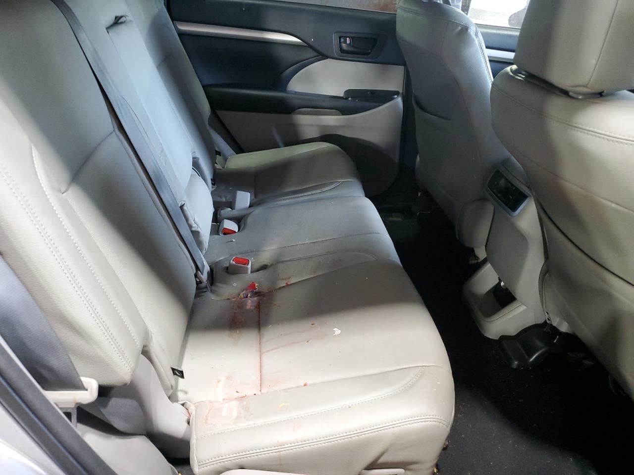 5TDBKRFH9FS110586 2015 Toyota Highlander Le