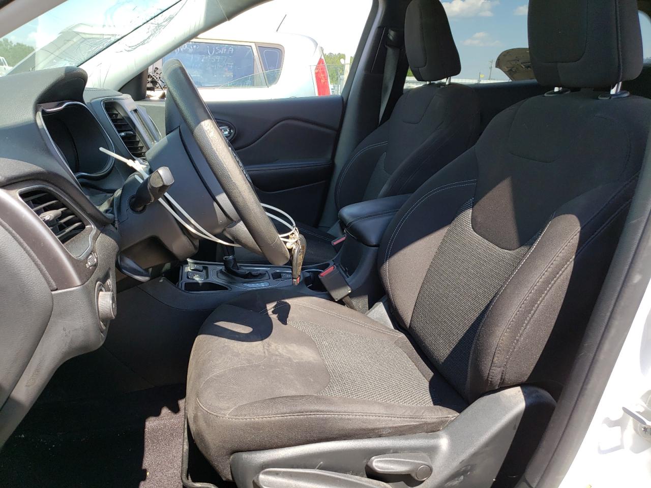 1C4PJLCB3KD171377 2019 Jeep Cherokee Latitude