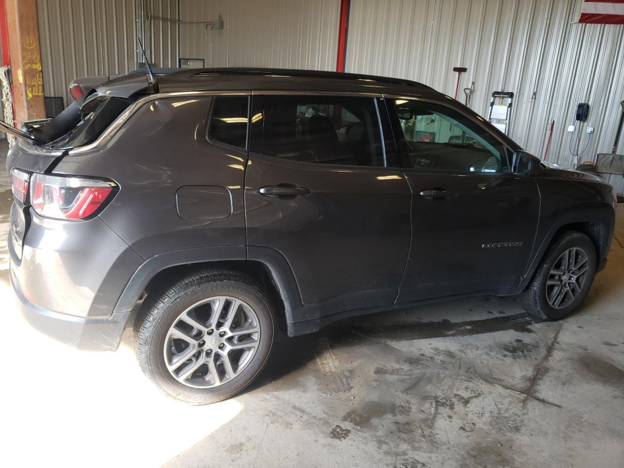 Lot #2876850384 2017 JEEP COMPASS LA