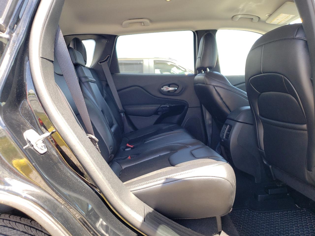 1C4PJMLB2KD321811 2019 Jeep Cherokee Latitude Plus