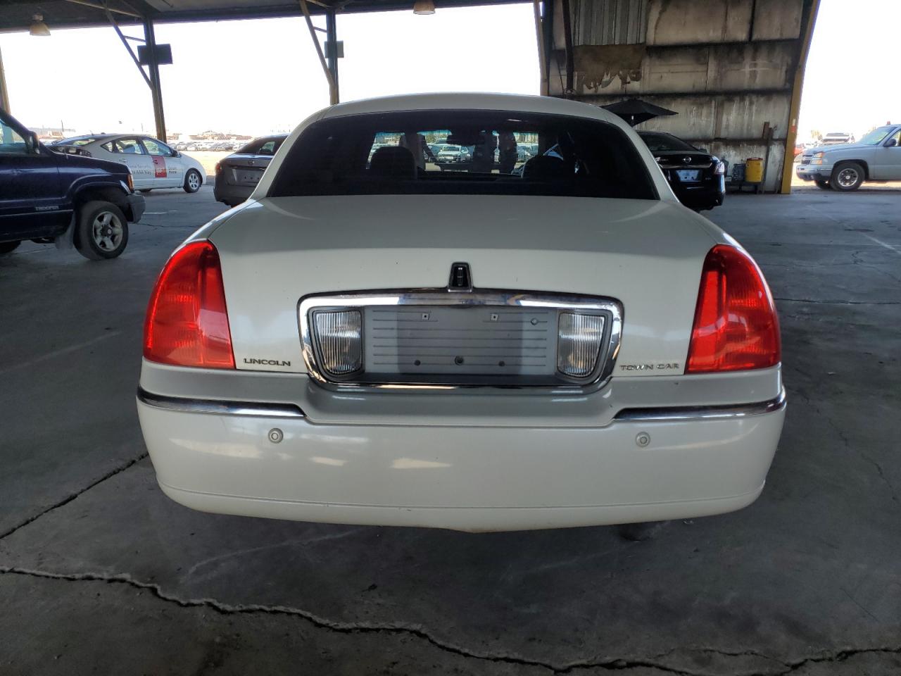 1LNHM82W53Y687985 2003 Lincoln Town Car Signature