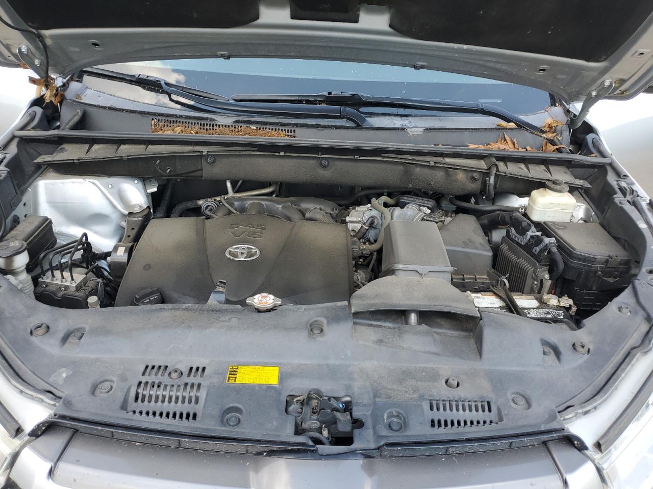 5TDZZRFH7JS242801 2018 Toyota Highlander Le