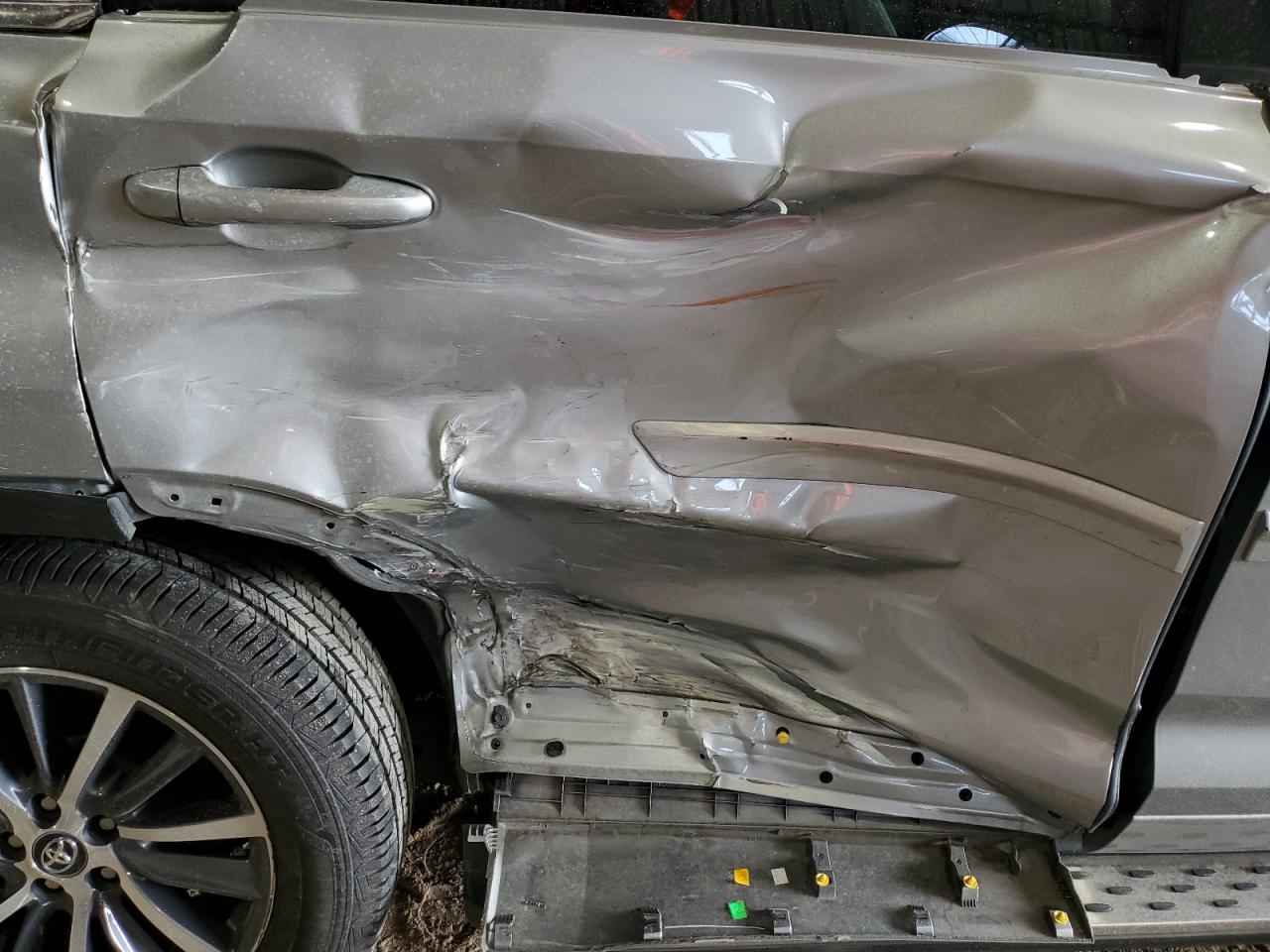 5TDJZRFH6HS471106 2017 Toyota Highlander Se