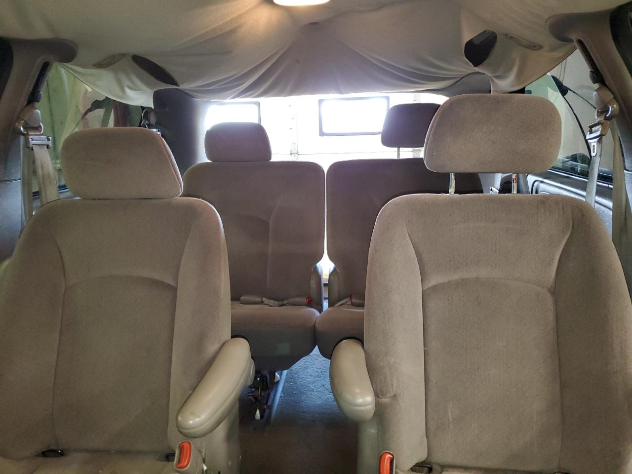 2B4GP44RX2R601951 2002 Dodge Grand Caravan Sport