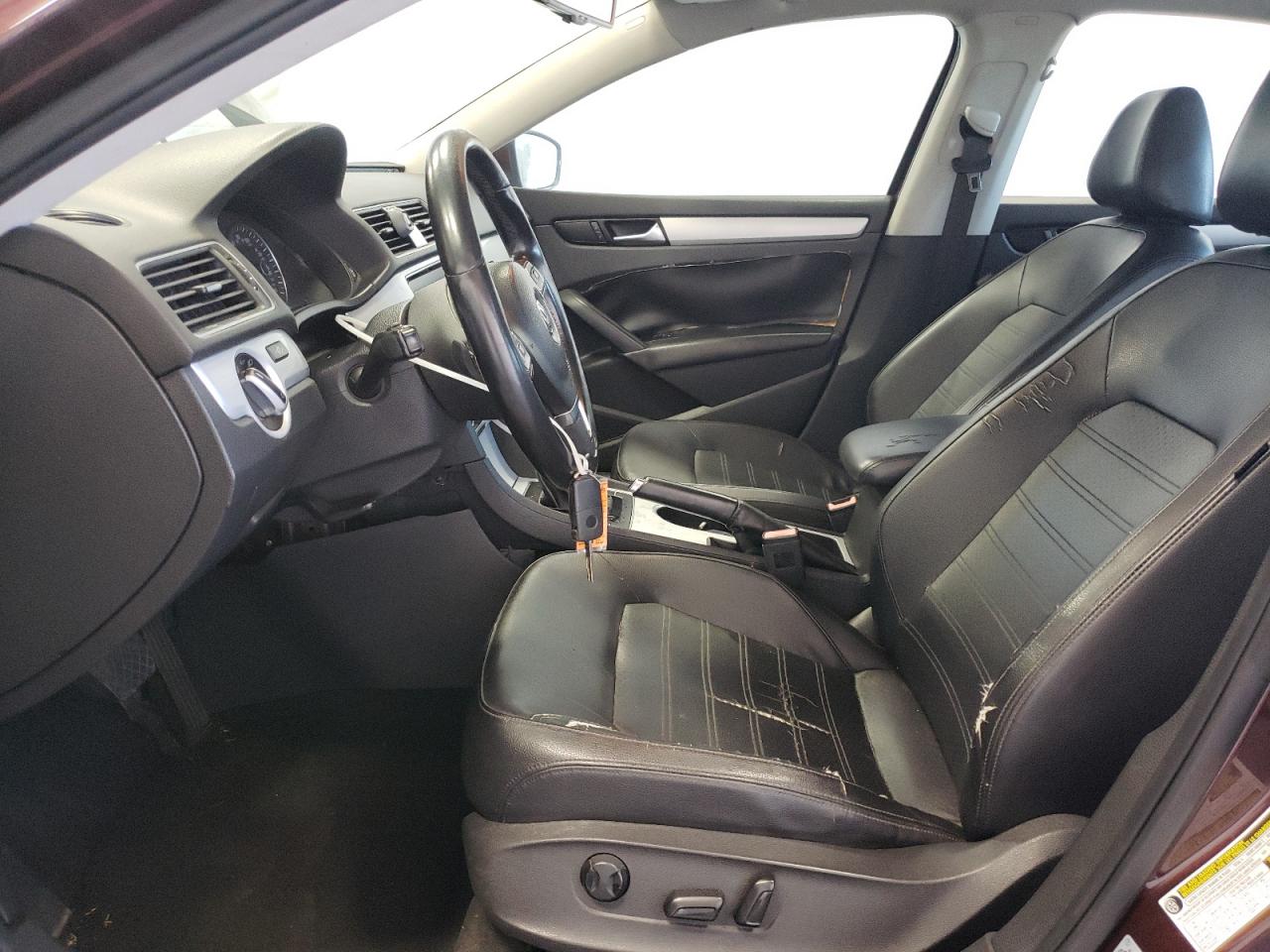 1VWBM7A38DC027379 2013 Volkswagen Passat Se