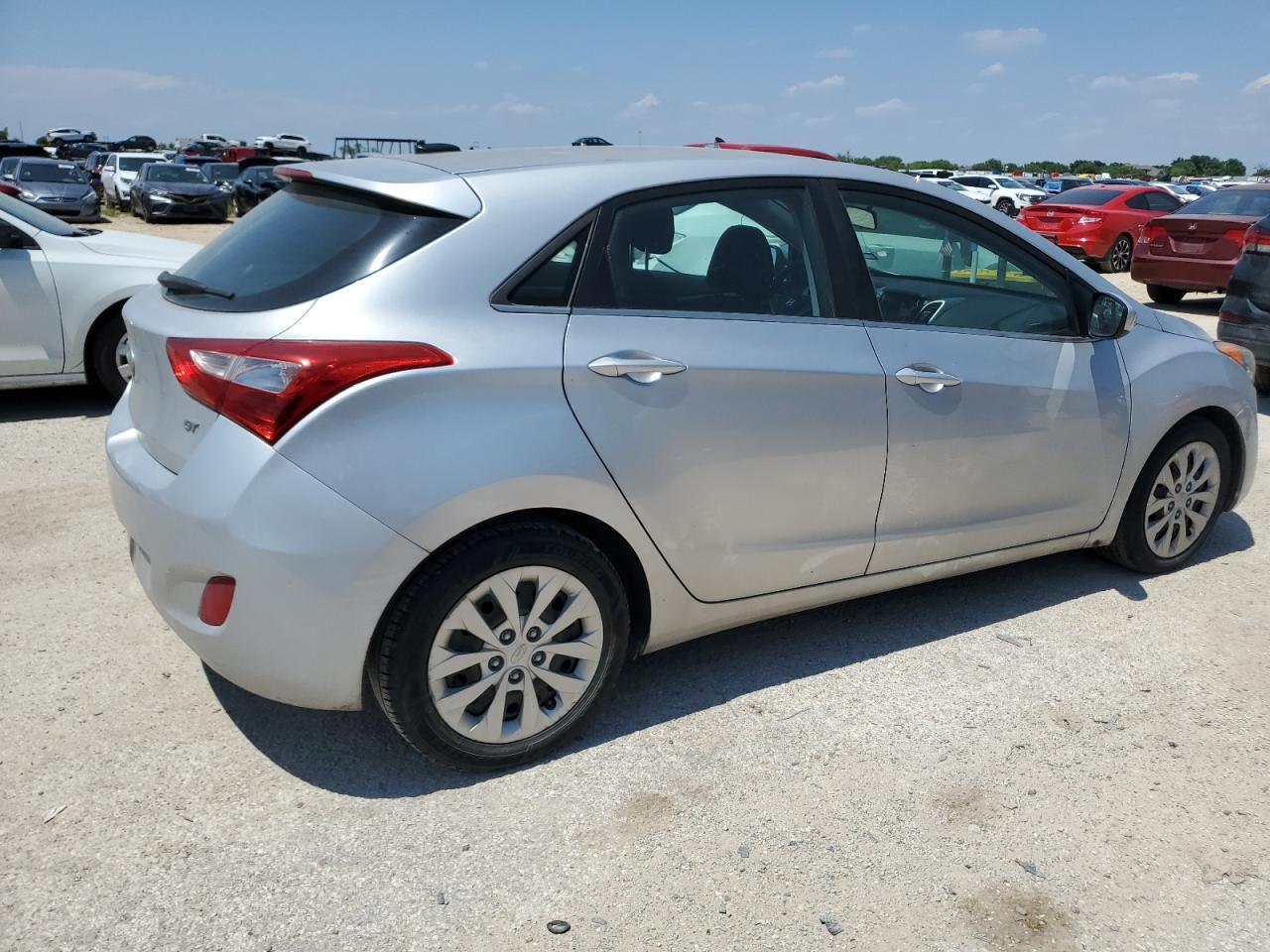 2017 Hyundai Elantra Gt vin: KMHD35LHXHU369892