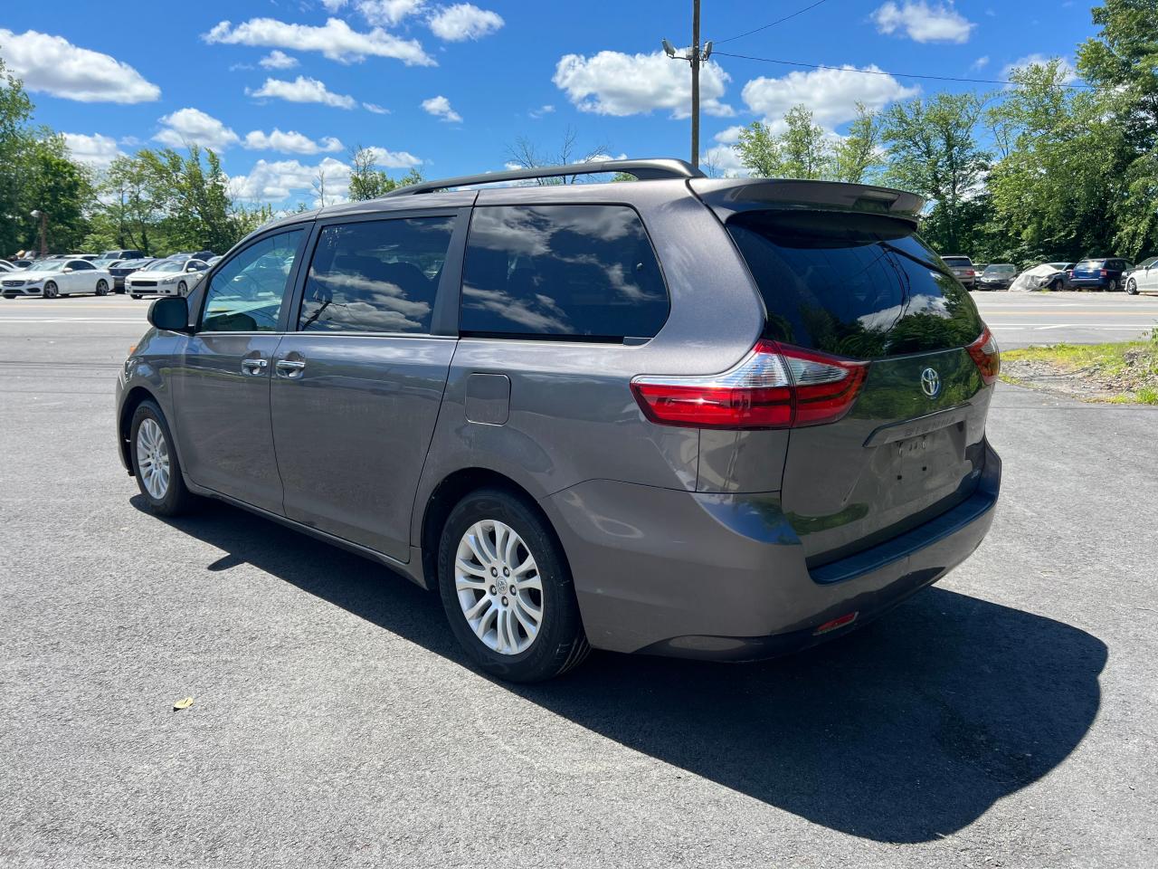 5TDYZ3DC6HS830697 2017 Toyota Sienna Xle